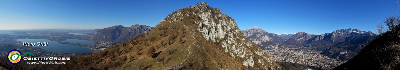 41 Dal Primo Corno panorama verso Vetta Barro, Lecco e suoi monti a dx, laghi briantei a sx.jpg